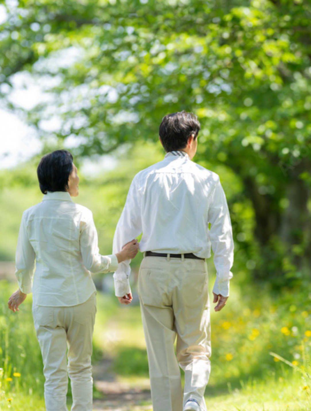 自然の中を歩くご夫婦